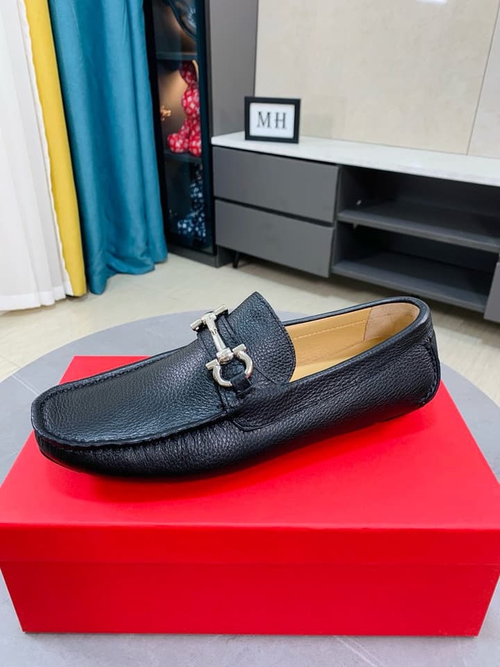 Ferragamo Pebbled Leather Driving Shoes in Black Leather, Black Lining