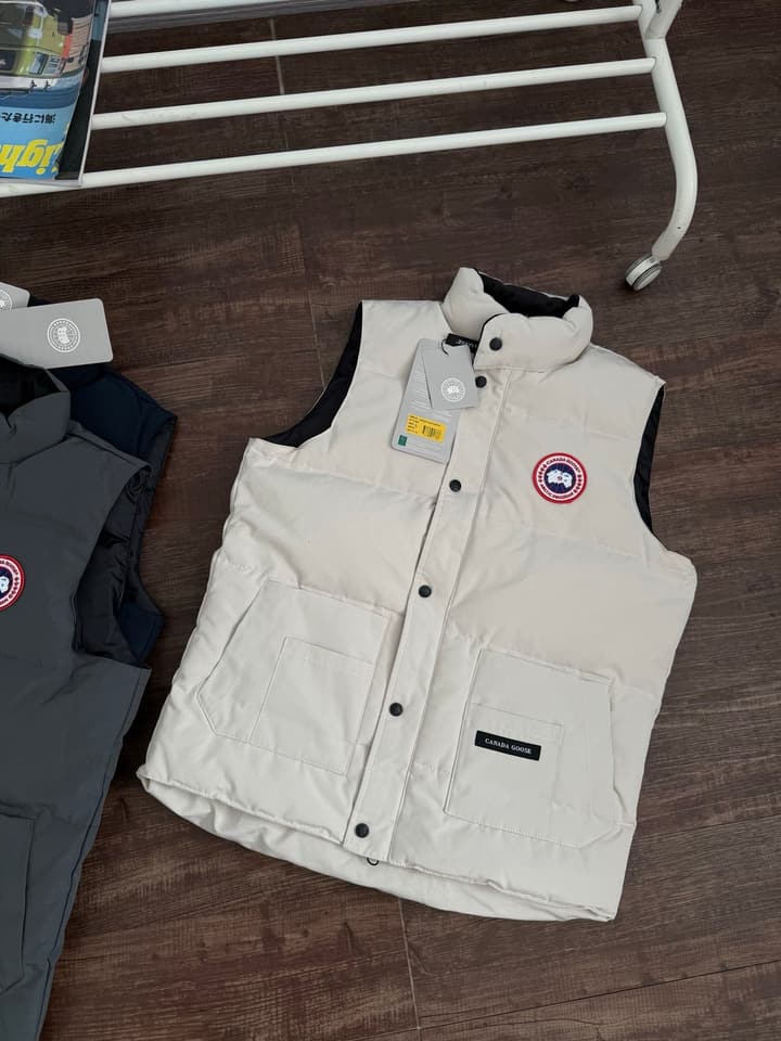 Canada Goose Unisex Down Puffer Vest in Black