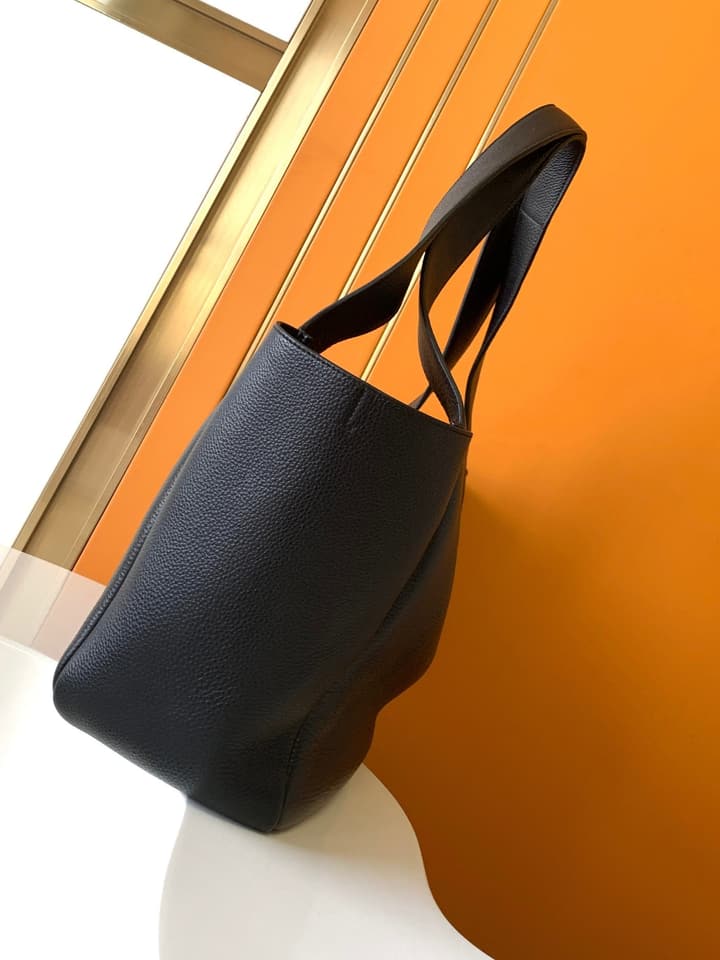 Saint Laurent BEA Horizontal Tote Bag in Black
