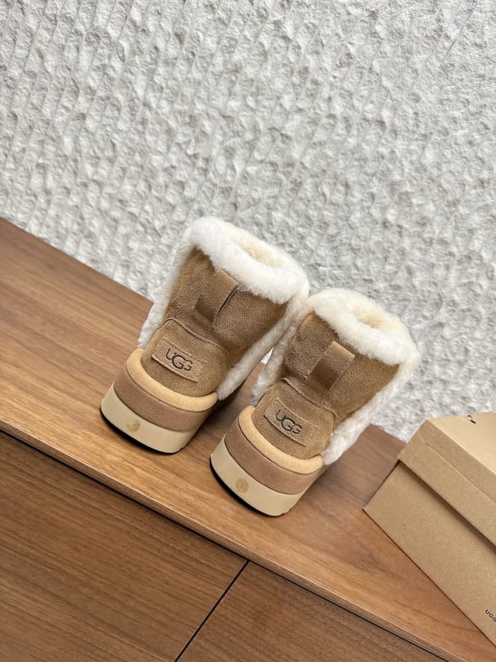 UGG Closed-Toe Fur-Lined Slippers – Autumn/Winter Collection in Black