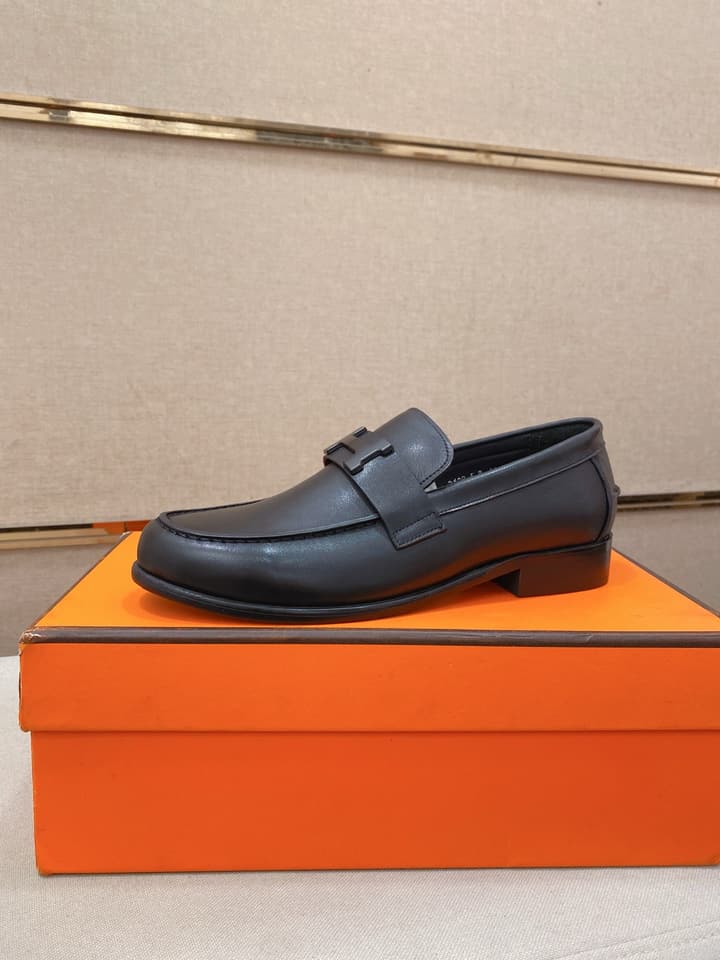 Hermès Business Casual Leather Loafers in Black Leather
