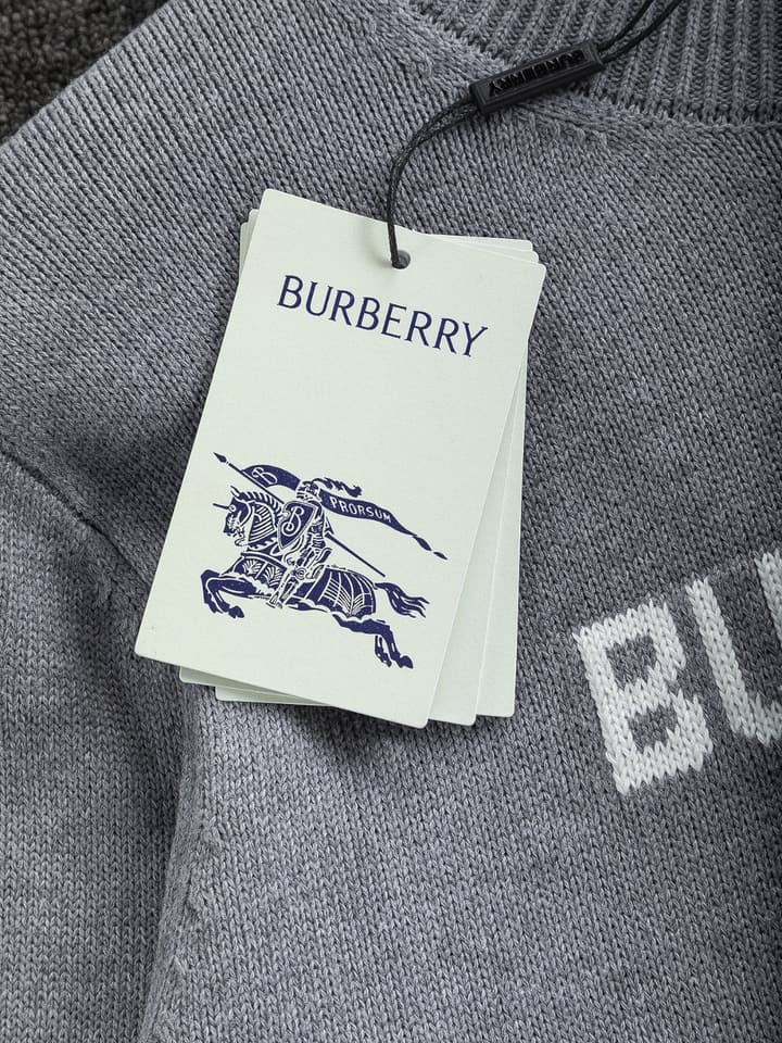Burberry Equestrian Knight Jacquard Sweater – 25SS in Grey With White Logo