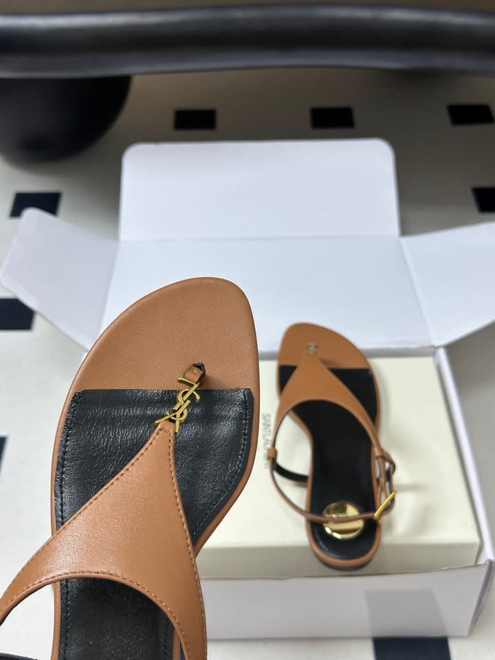 Saint Laurent Classic YSL Logo Flat Sandals – Spring/Summer Collection – 26S in Black