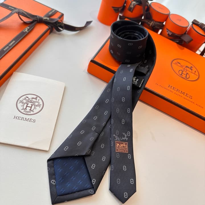Hermès Men's Winter Anchor Chain Silk Tie – New Collection in Black
