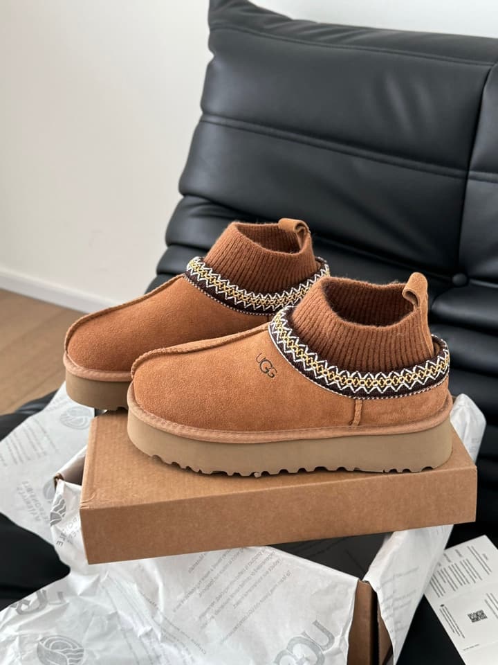UGG Sheepskin Snow Boots – Autumn/Winter Essential in Dark Grey Suede