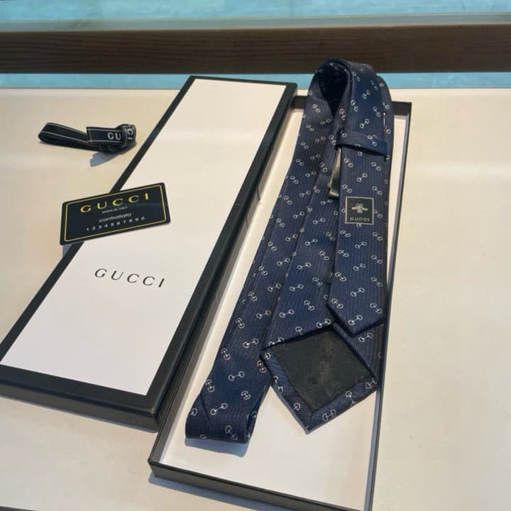 Gucci Men's Jacquard Silk Tie in Black Gg Pattern