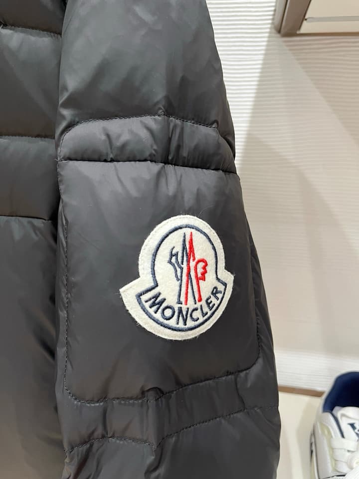 Moncler Designer Puffer Jacket – 2025 Collection in Black With Blue Lining