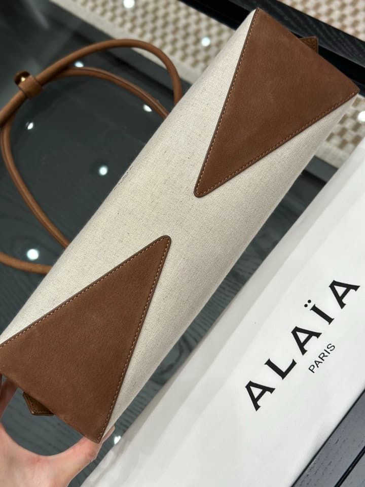 Alaïa Le Teckel Dachshund Bag in Cream And Black