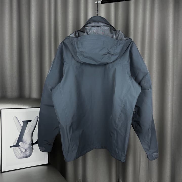 Arc'teryx Alpha LEAF Jacket GEN2 Hard Shell in Wolf Gray Hard Shell Jacket