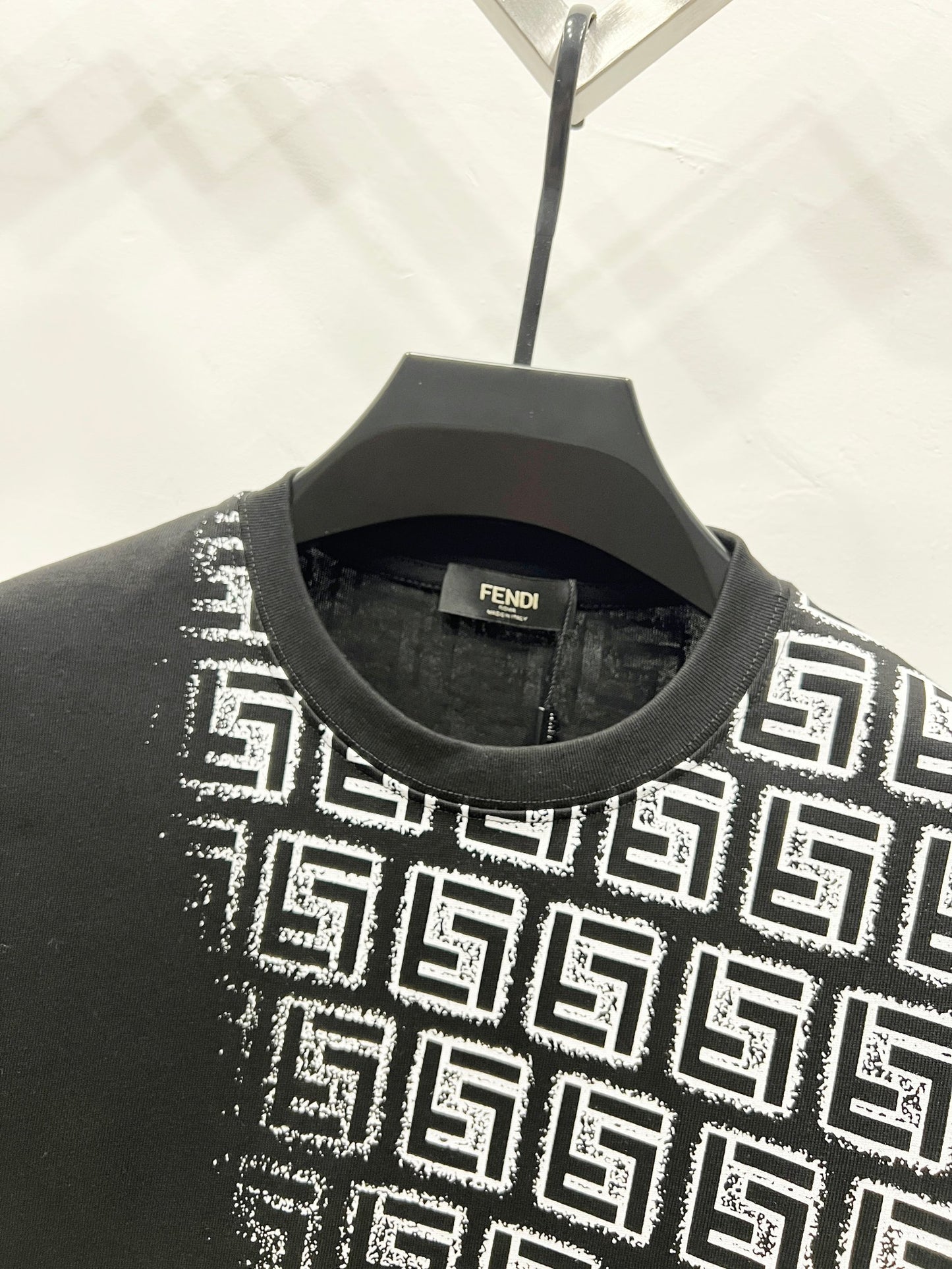 Fendi Gradient Logo Round Neck T-Shirt – 2025SS Collection