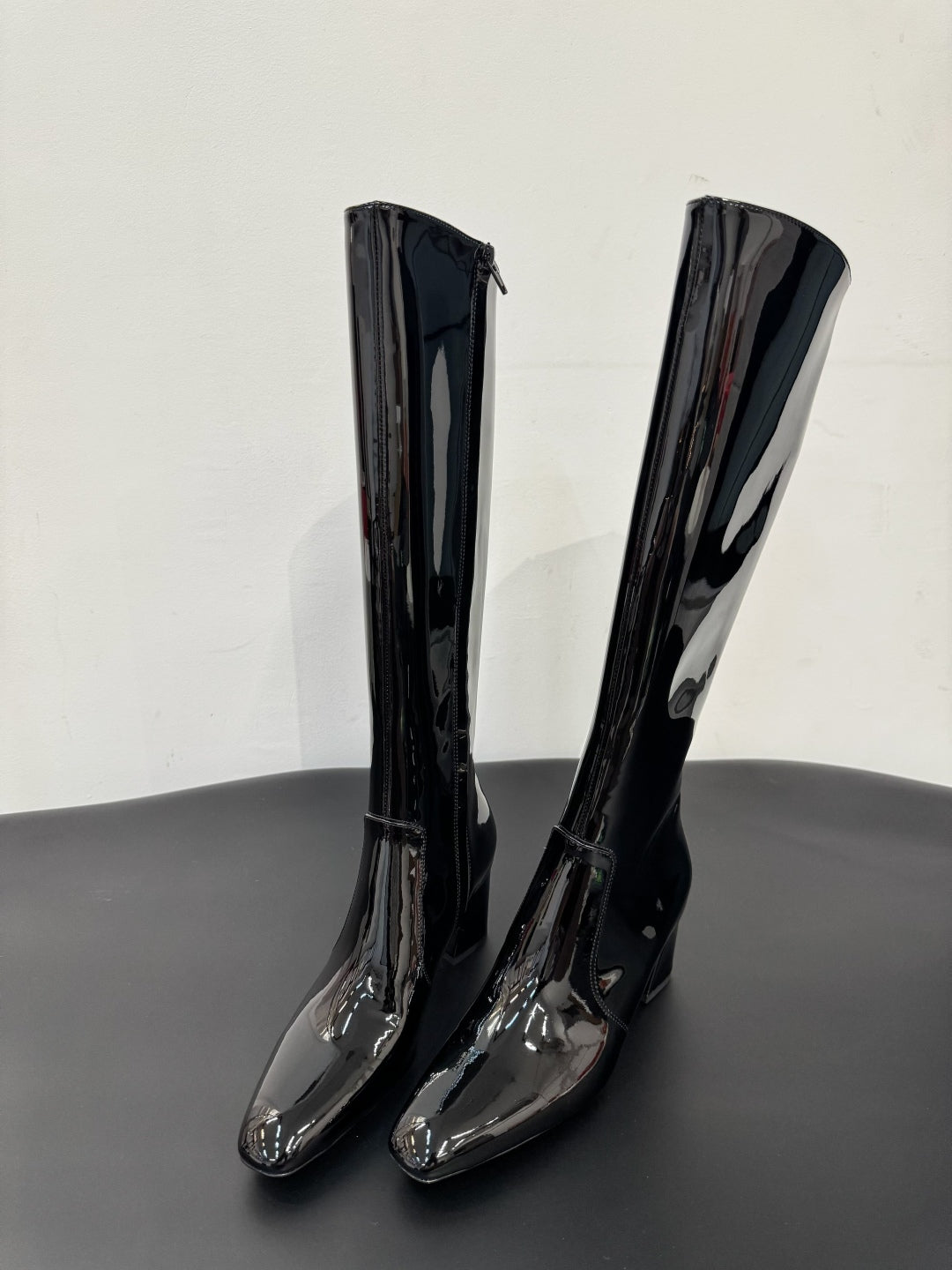 Saint Laurent Patent Leather Pumps – 25FW