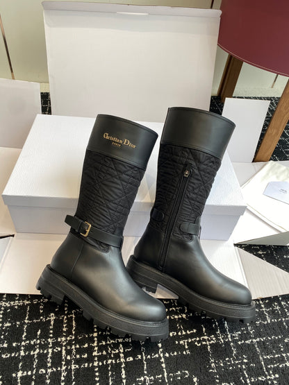 Dior CD D-Major Embroidered Graffiti Knee-High Boots – 2025FW