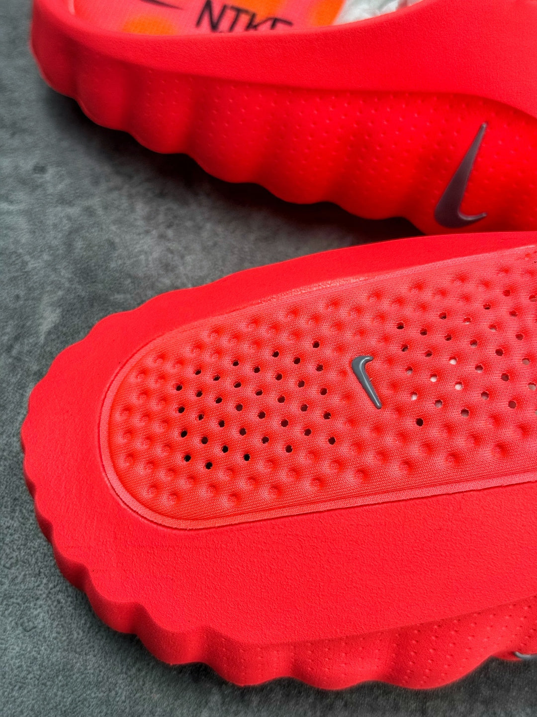 Nike Mind 001 Massage Clogs – Red
