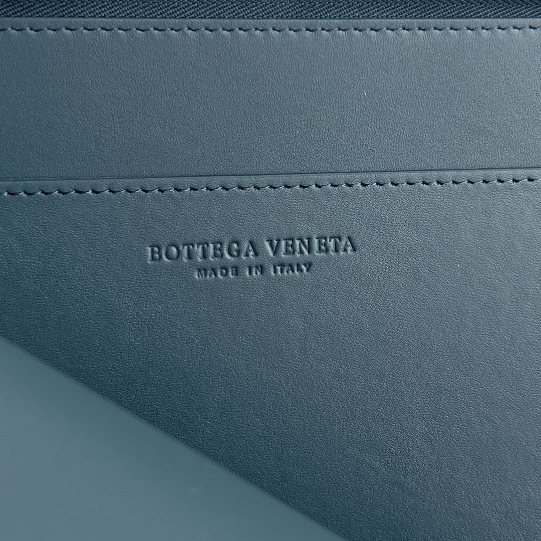 Bottega Veneta Intreccio Half-Zip Clutch Bag 607479
