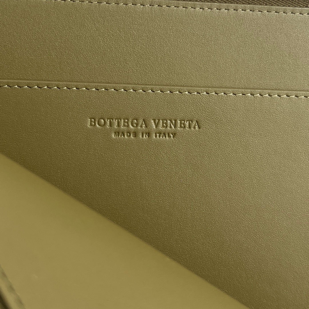 Bottega Veneta Intreccio Half-Zip Clutch Bag 607479