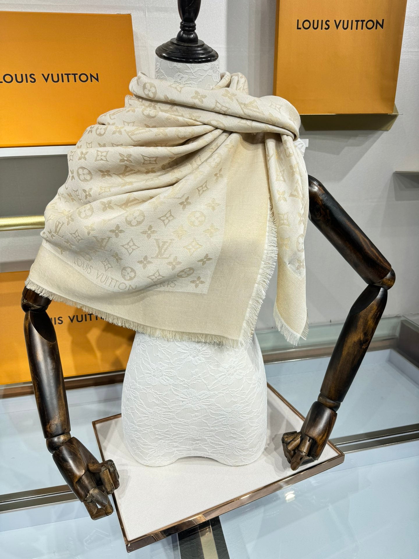 Louis Vuitton Classic Monogram Shawl – 2024 New Color