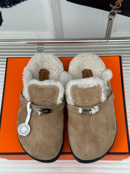 Hermès Kelly Buckle Furry Slippers – Autumn/Winter Collection