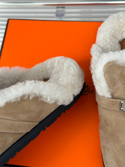 Hermès Kelly Buckle Furry Slippers – Autumn/Winter Collection