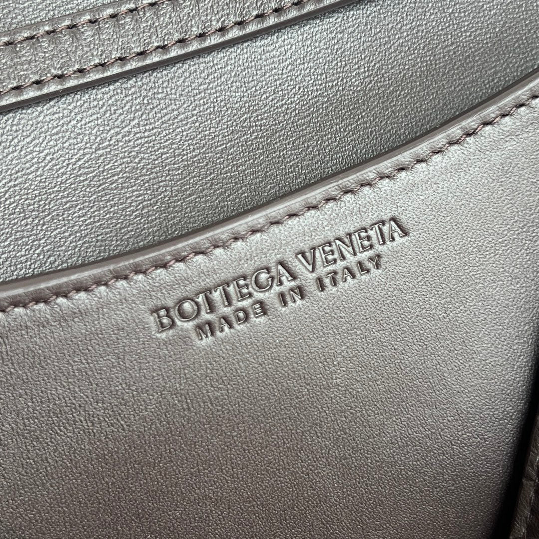 Bottega Veneta Knot Lock Crossbody Bag – 2025 Early Spring
