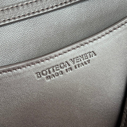 Bottega Veneta Knot Lock Crossbody Bag – 2025 Early Spring