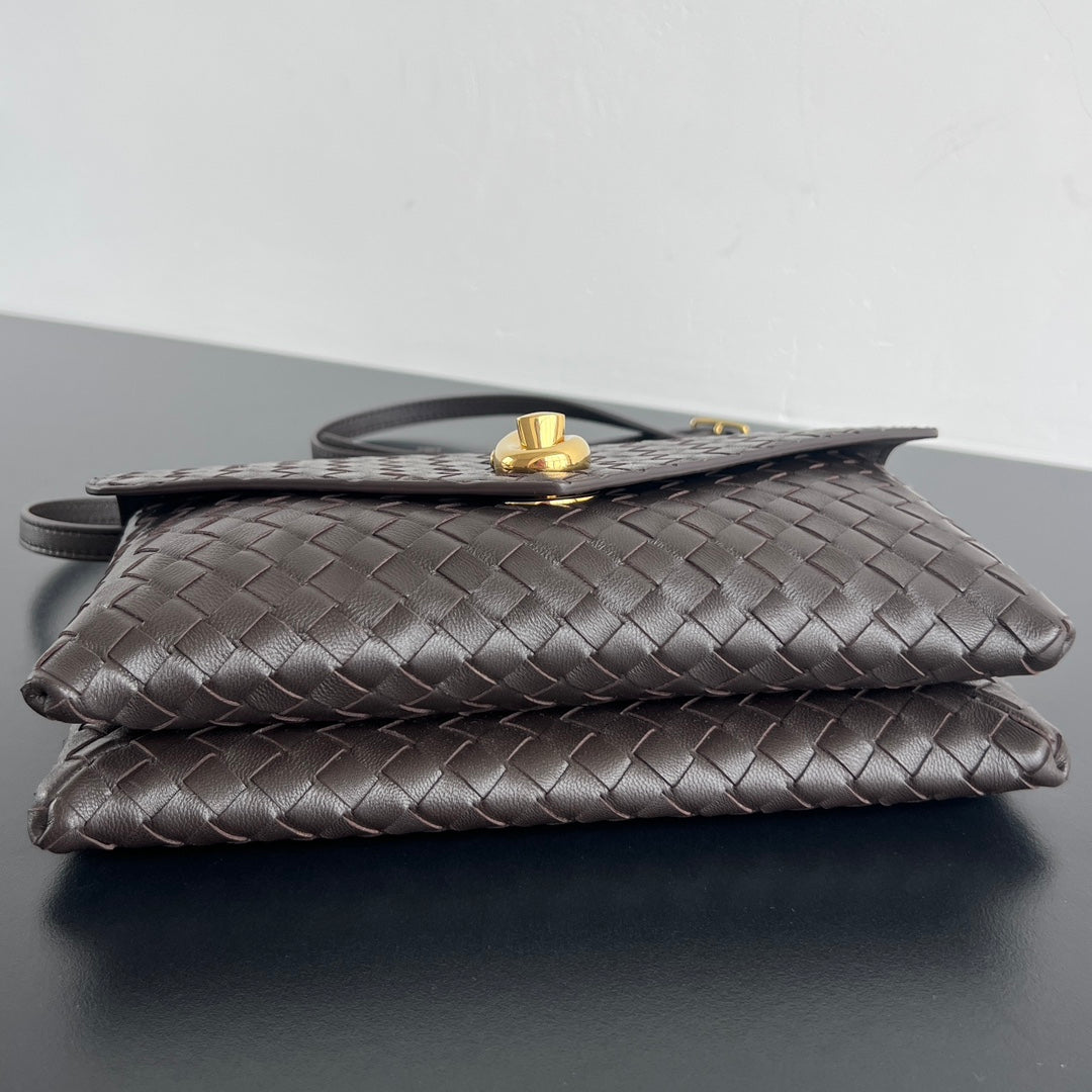 Bottega Veneta Knot Lock Crossbody Bag – 2025 Early Spring