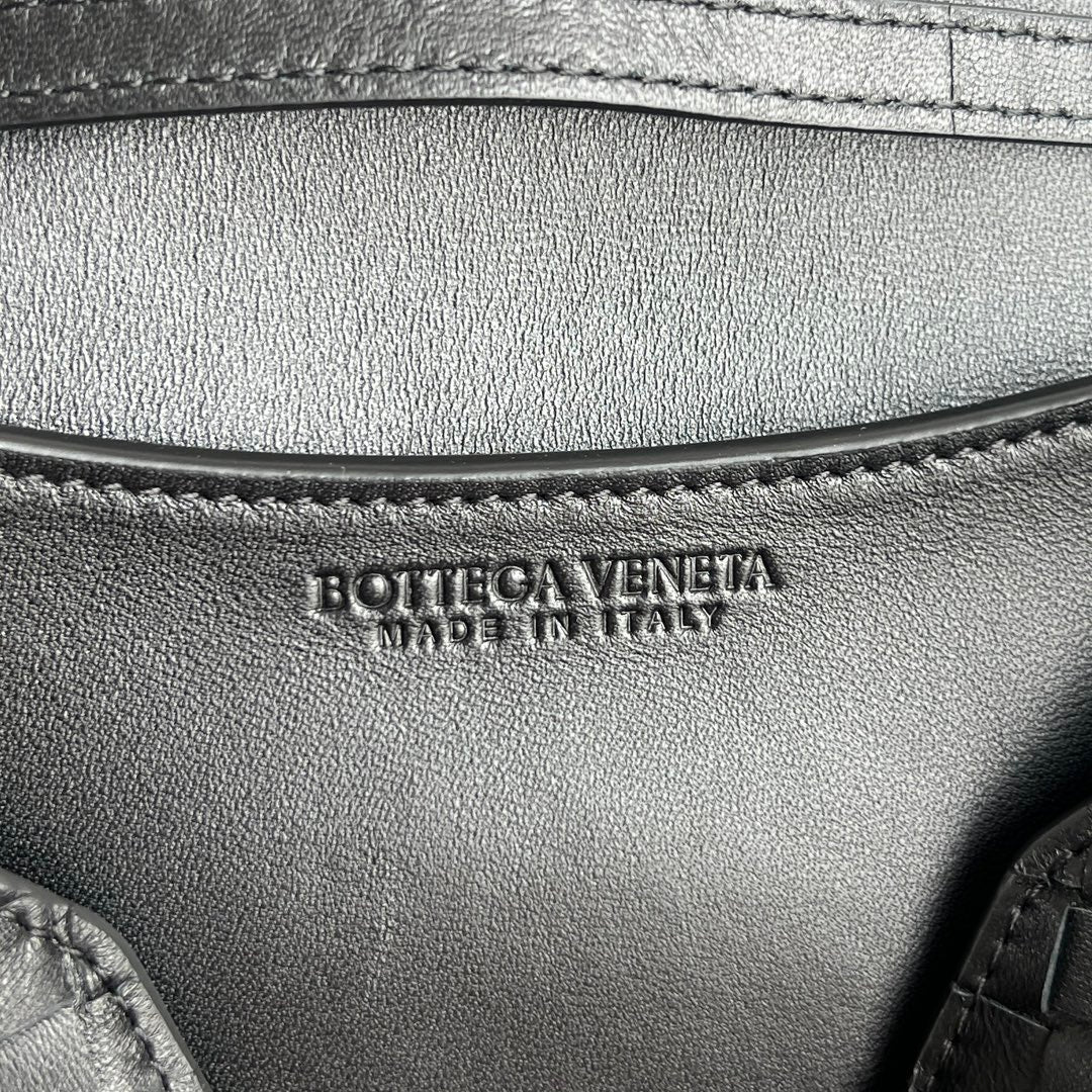 Bottega Veneta Knot Lock Crossbody Bag – 2025 Early Spring