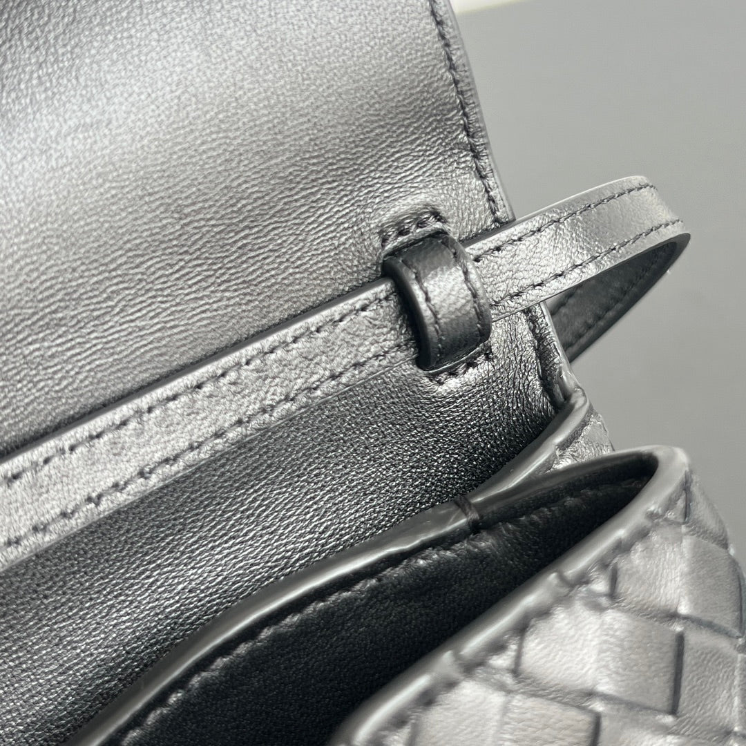 Bottega Veneta Knot Lock Crossbody Bag – 2025 Early Spring