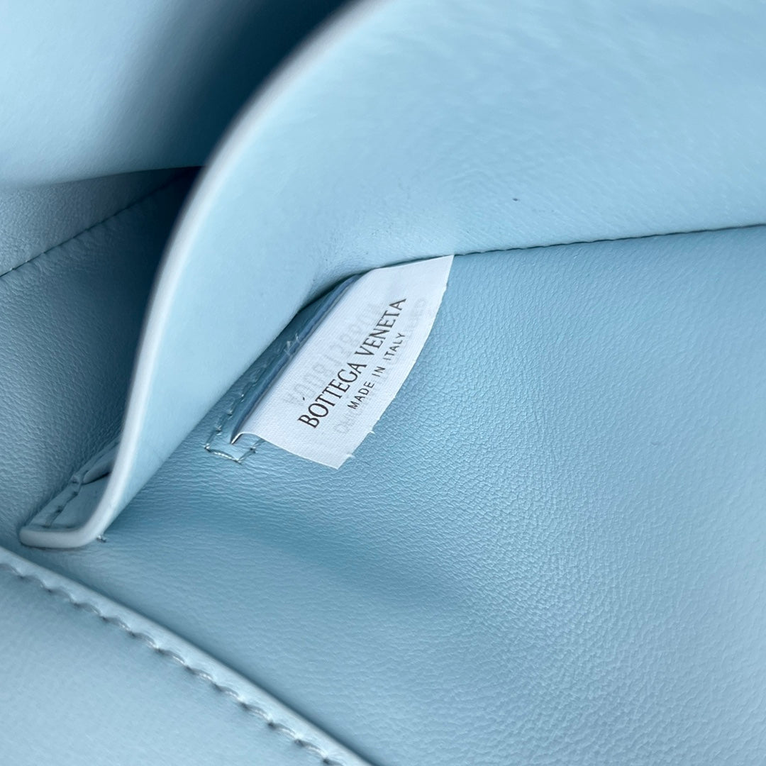 Bottega Veneta Knot Lock Crossbody Bag – 2025 Early Spring