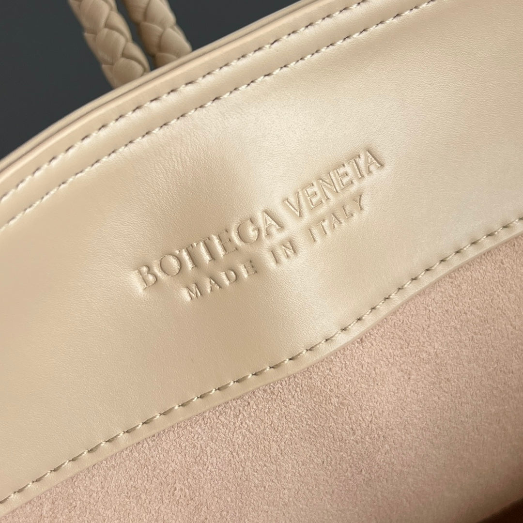 Bottega Veneta Liberta Bucket Bag – 25SS