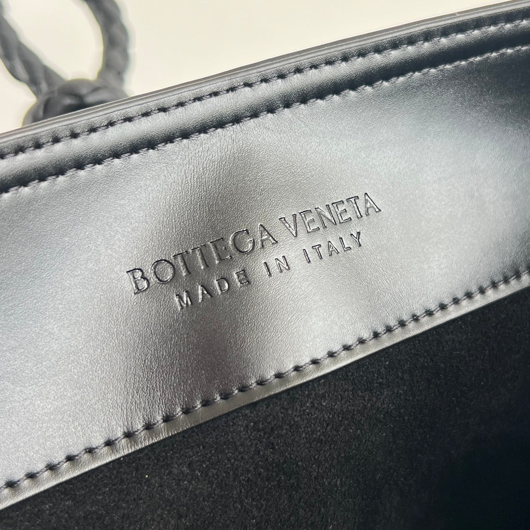 Bottega Veneta Liberta Bucket Bag – 25SS