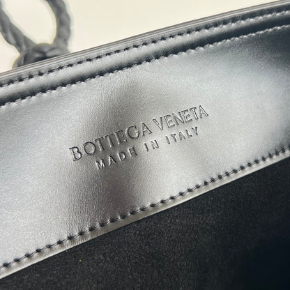 Bottega Veneta Liberta Bucket Bag – 25SS