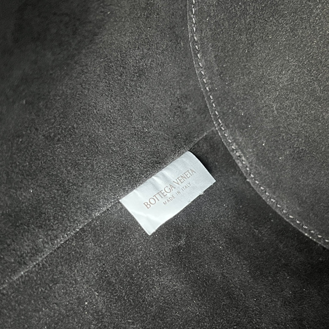 Bottega Veneta Liberta Bucket Bag – 25SS