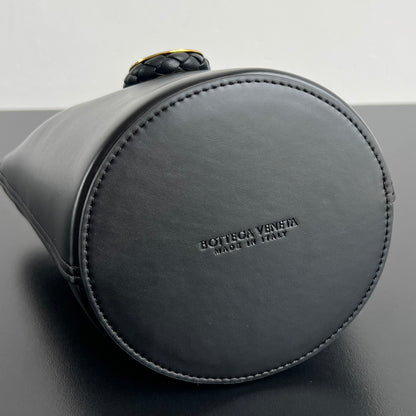 Bottega Veneta Liberta Bucket Bag – 2025 Early Spring