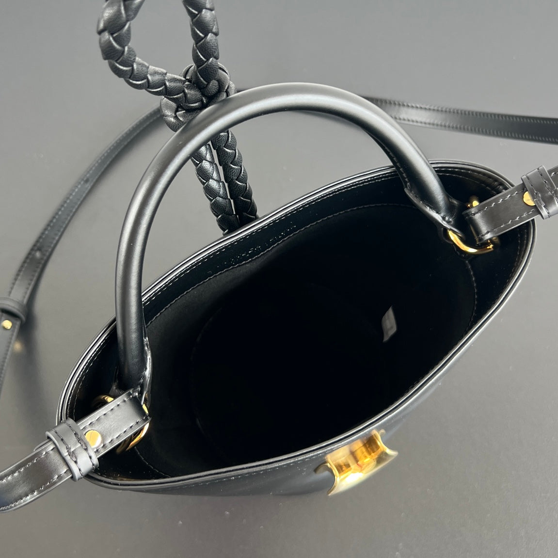 Bottega Veneta Liberta Bucket Bag – 2025 Early Spring