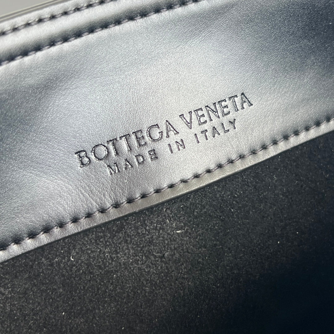 Bottega Veneta Liberta Bucket Bag – 2025 Early Spring