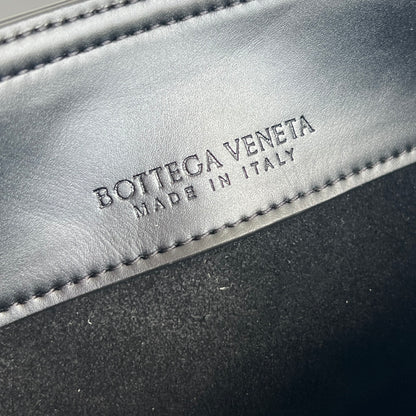Bottega Veneta Liberta Bucket Bag – 2025 Early Spring
