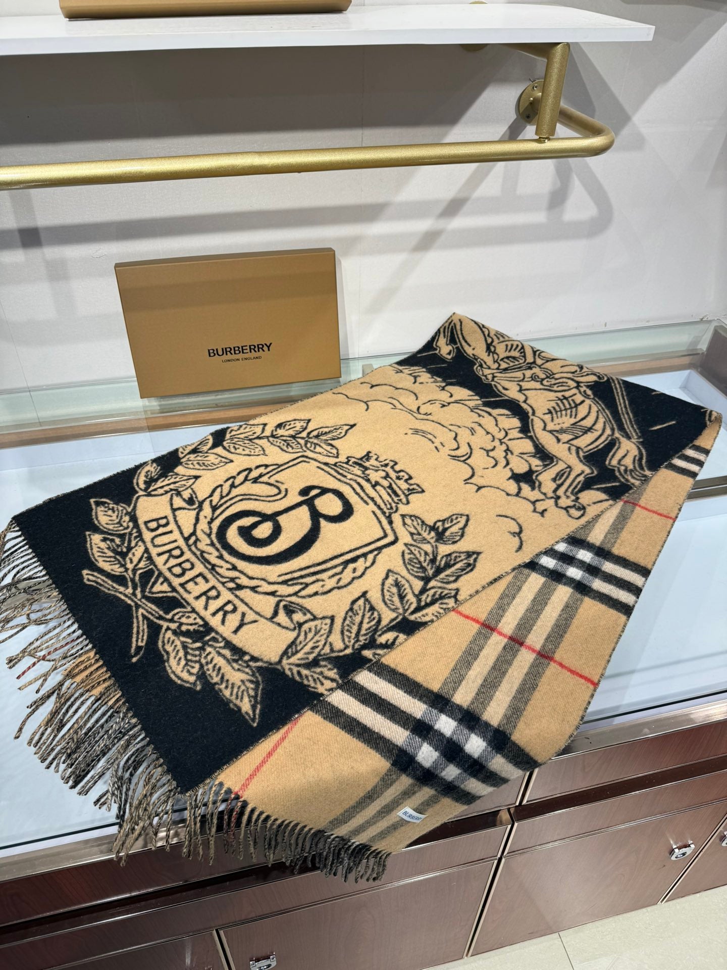 Burberry Equestrian Knight Reversible Jacquard Shawl – 25 Collection