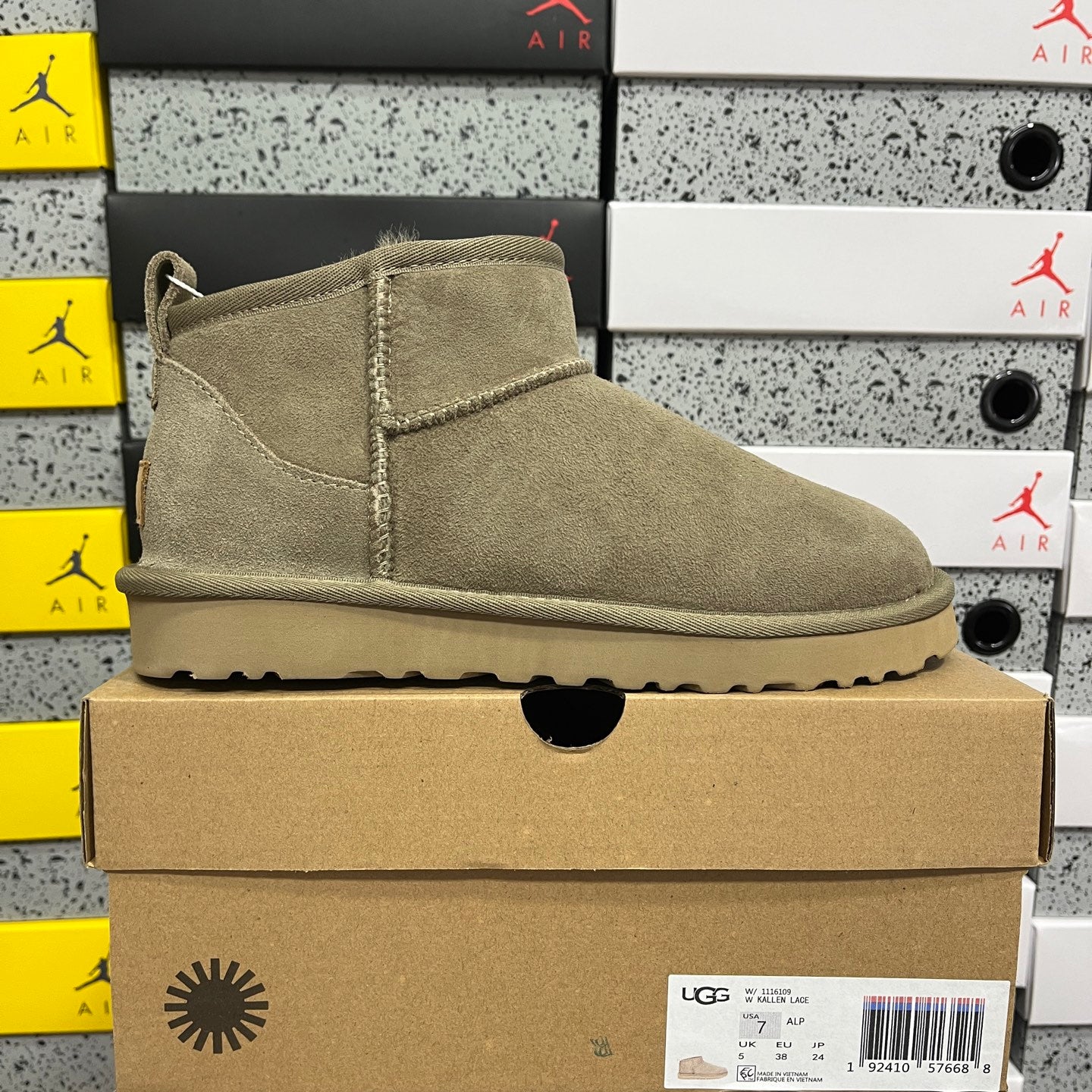 UGG Thick-Soled Low-Cut Fur-Lined Snow Boots
