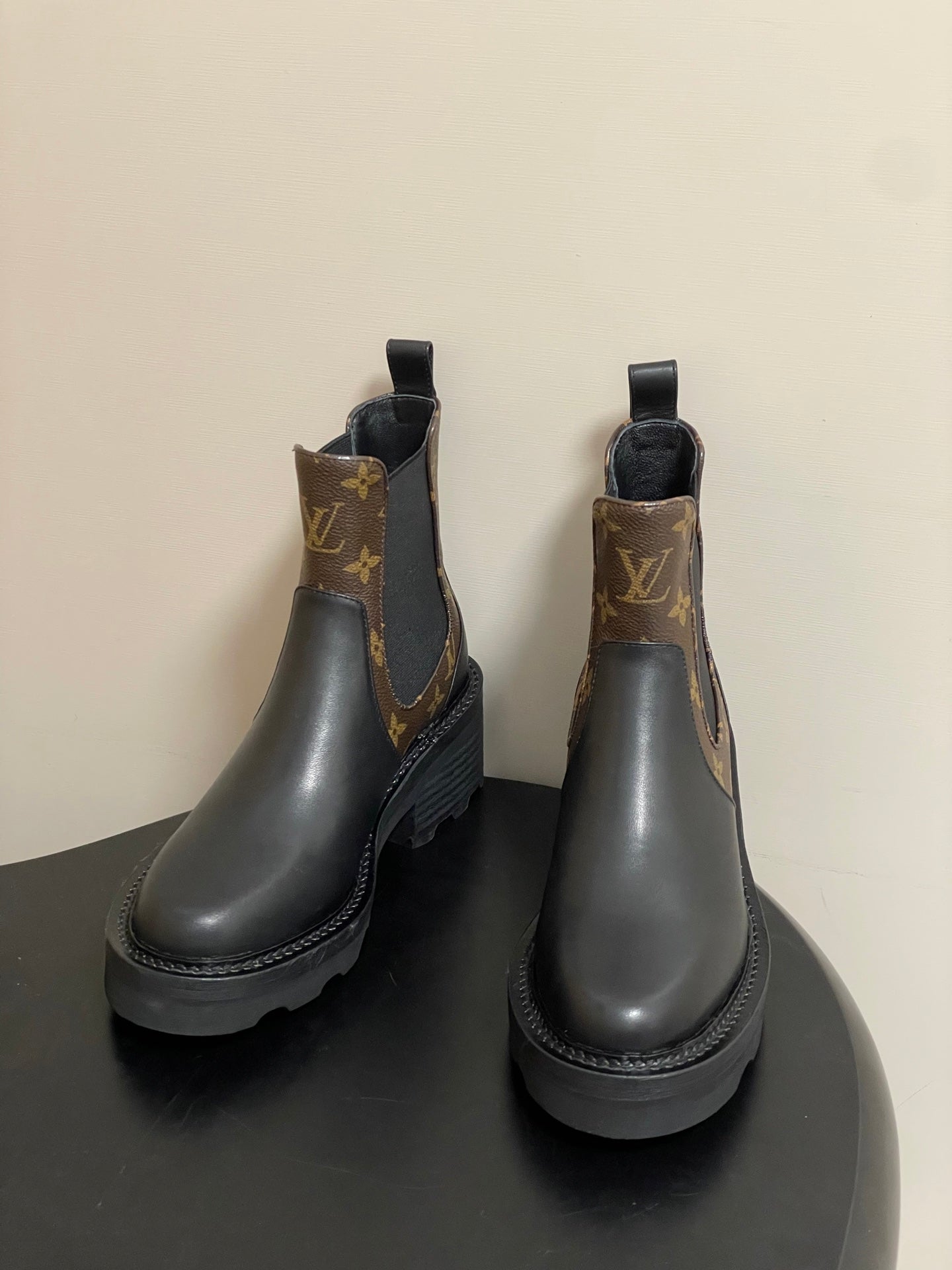 Louis Vuitton LV Beaubourg Chelsea Ankle Boots – 25FW