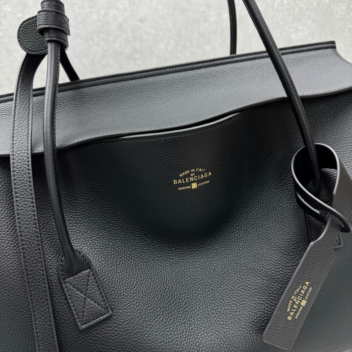 Balenciaga CarryAll Leather Handbag – 25SS
