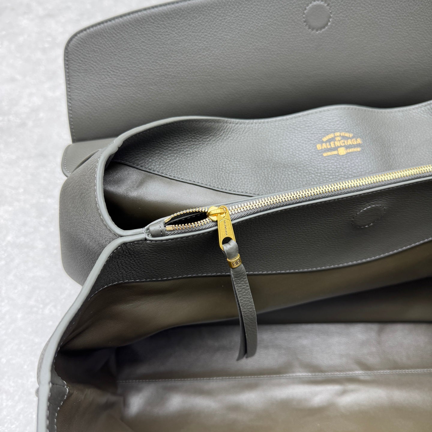 Balenciaga CarryAll Leather Tote Bag – 2025