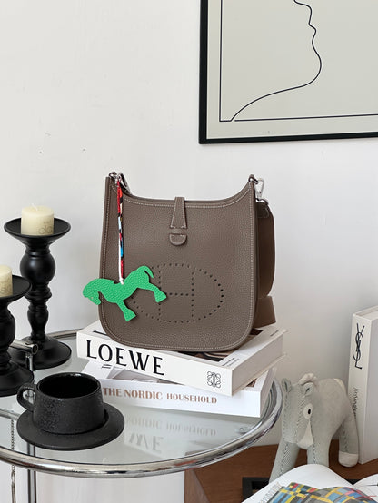 Hermès Evelyne 23 Shoulder Bag – Etoupe