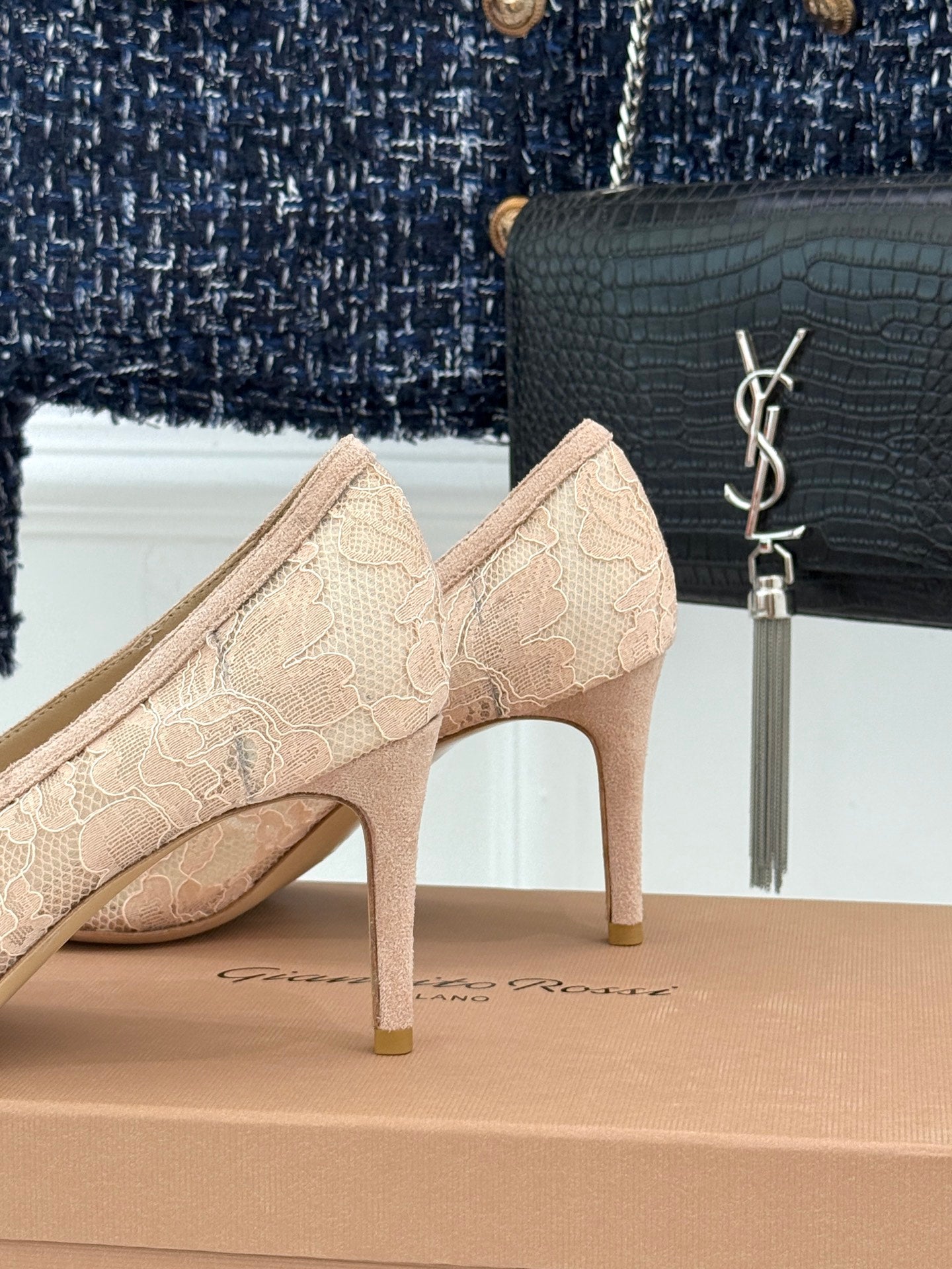 Gianvito Rossi Lace Pointed-Toe Pumps – 26WF