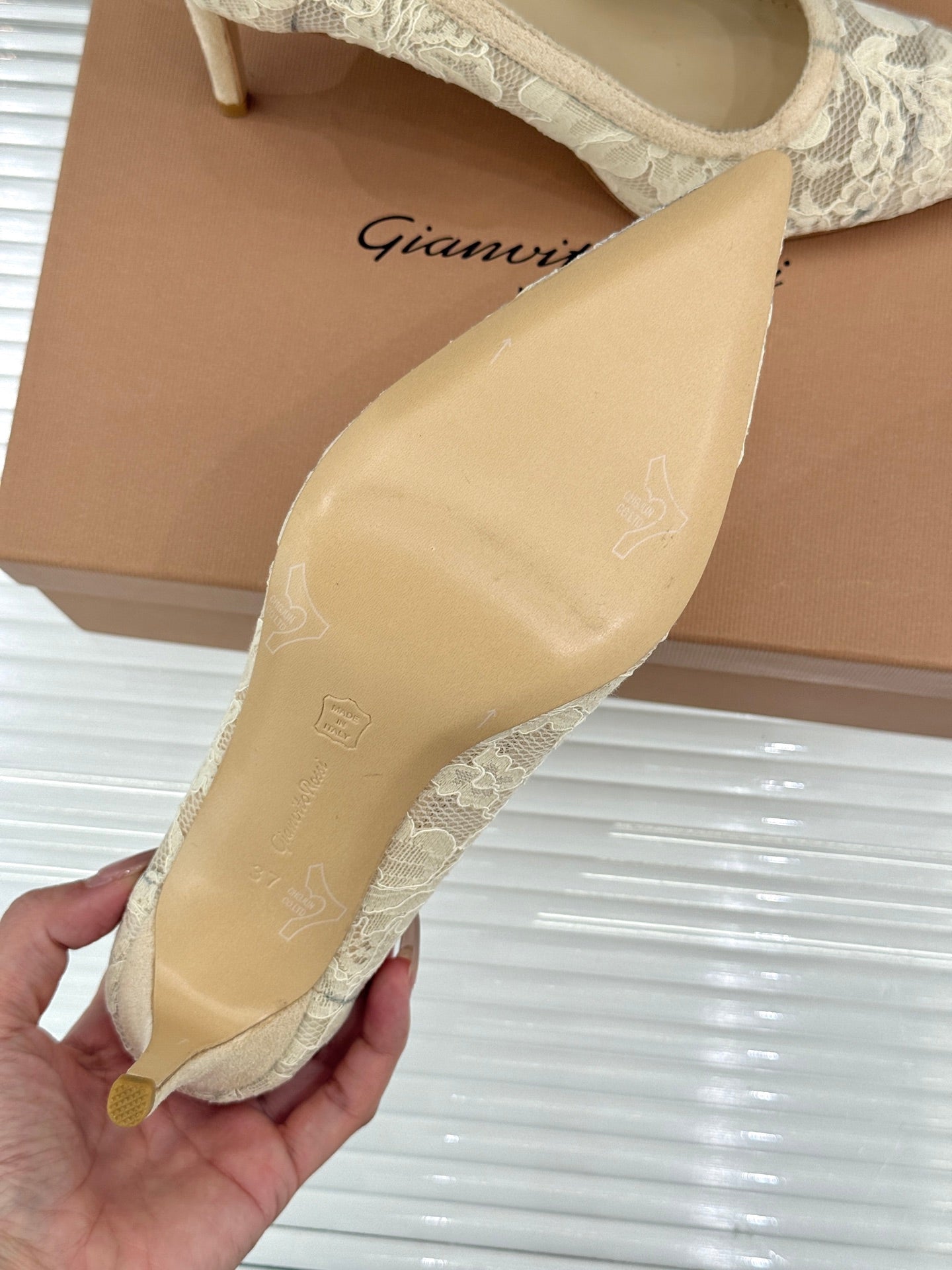 Gianvito Rossi Lace Pointed-Toe Pumps – 26WF