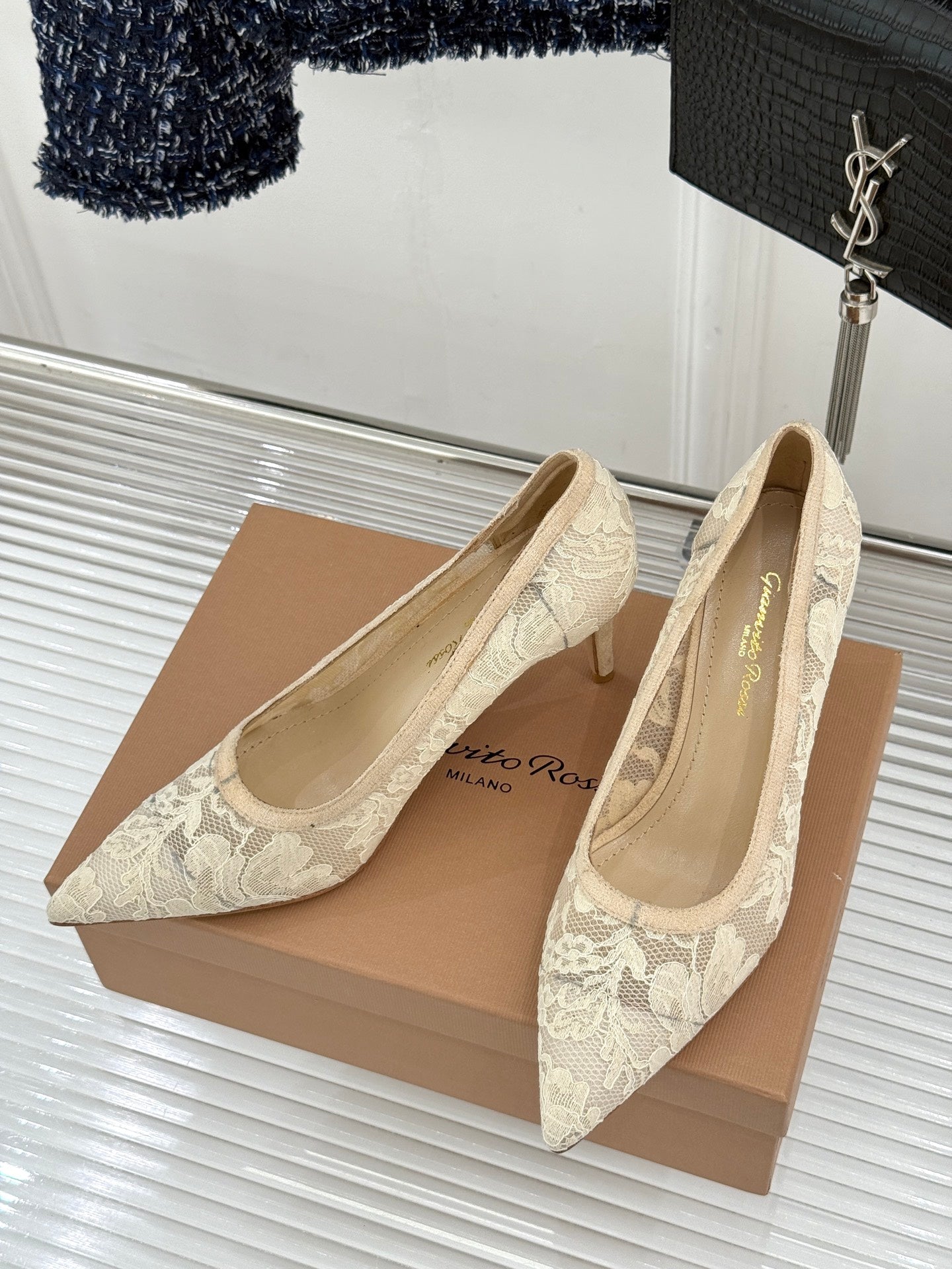 Gianvito Rossi Lace Pointed-Toe Pumps – 26WF