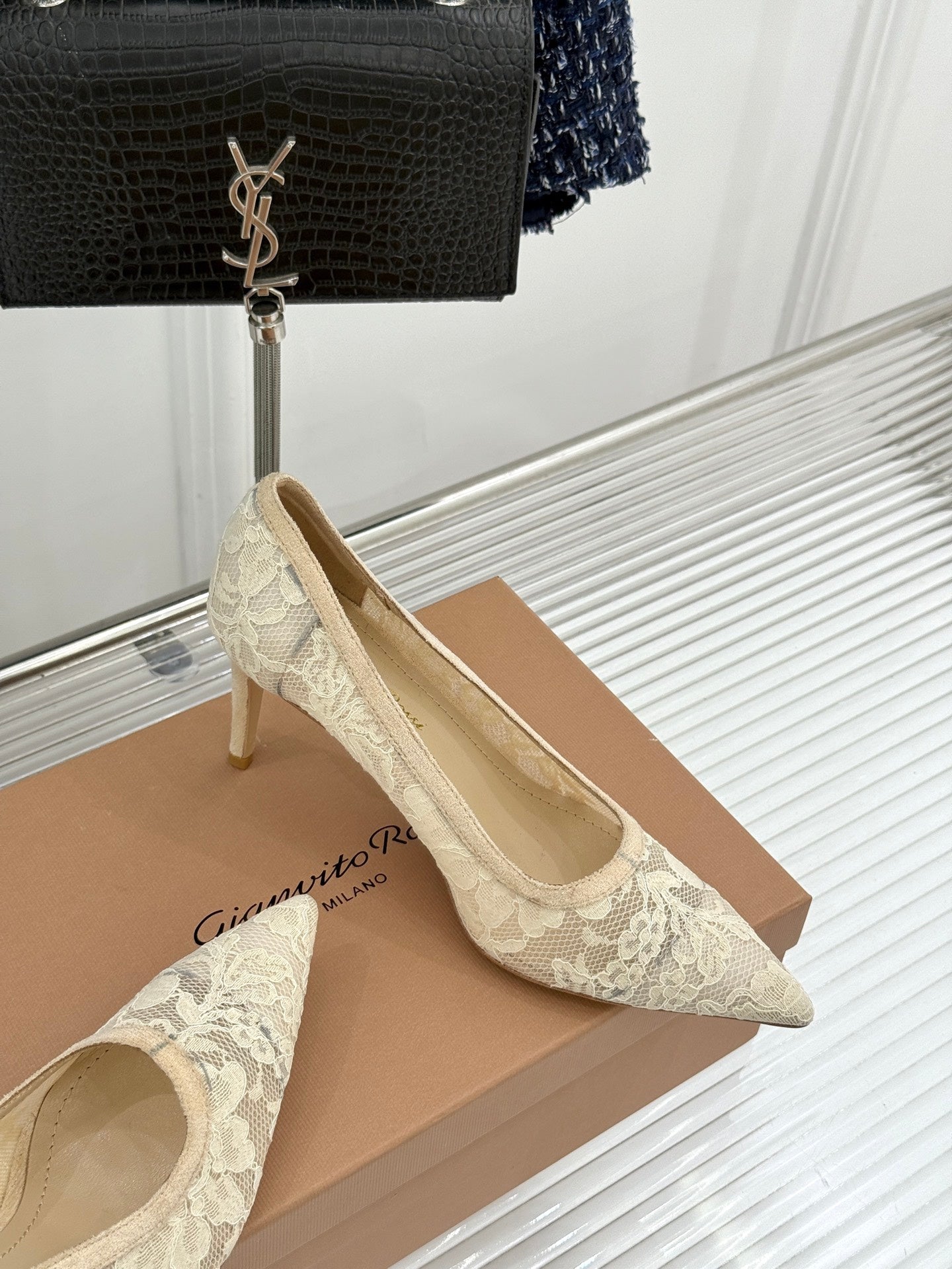 Gianvito Rossi Lace Pointed-Toe Pumps – 26WF