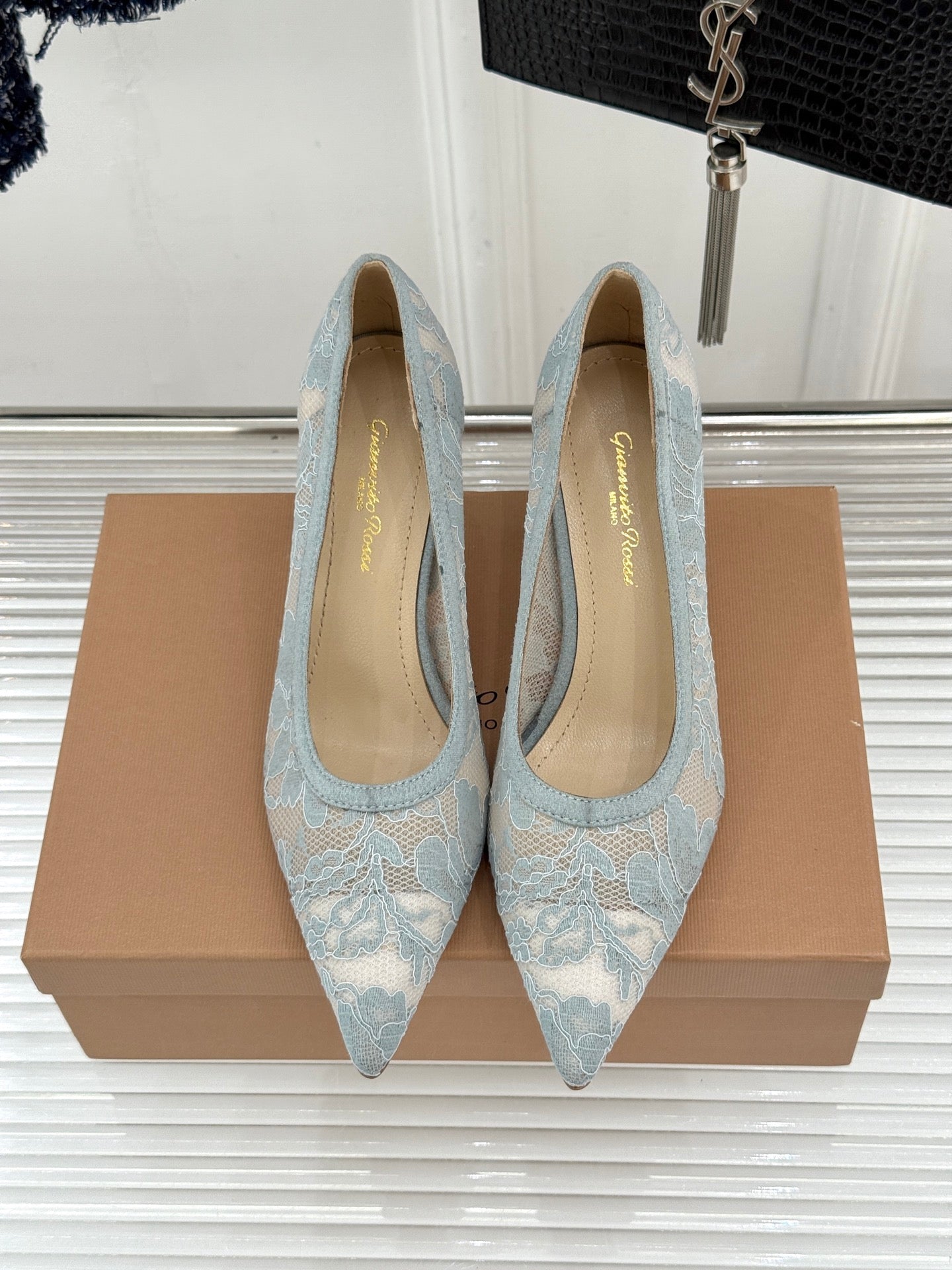 Gianvito Rossi Lace Pointed-Toe Pumps – 26WF