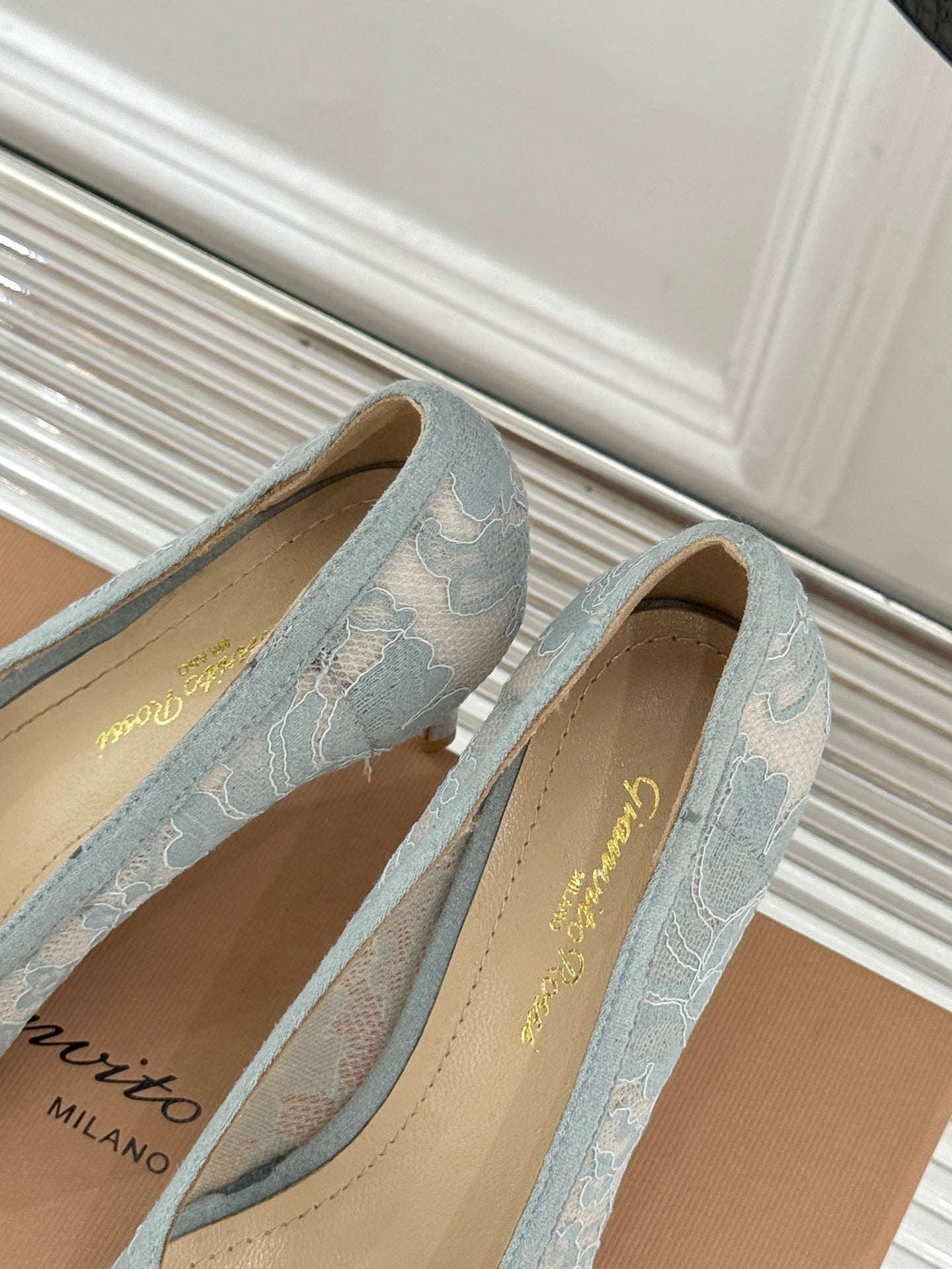 Gianvito Rossi Lace Pointed-Toe Pumps – 26WF