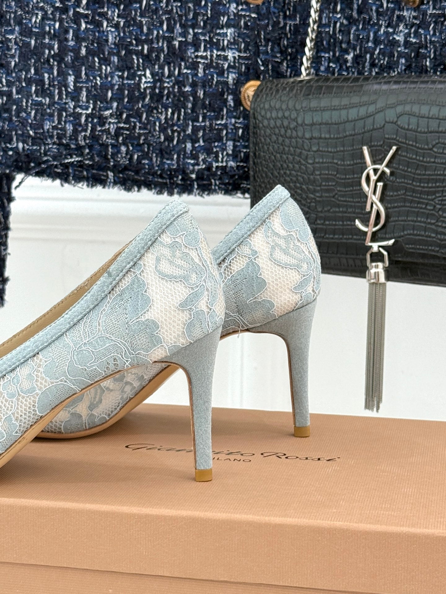 Gianvito Rossi Lace Pointed-Toe Pumps – 26WF