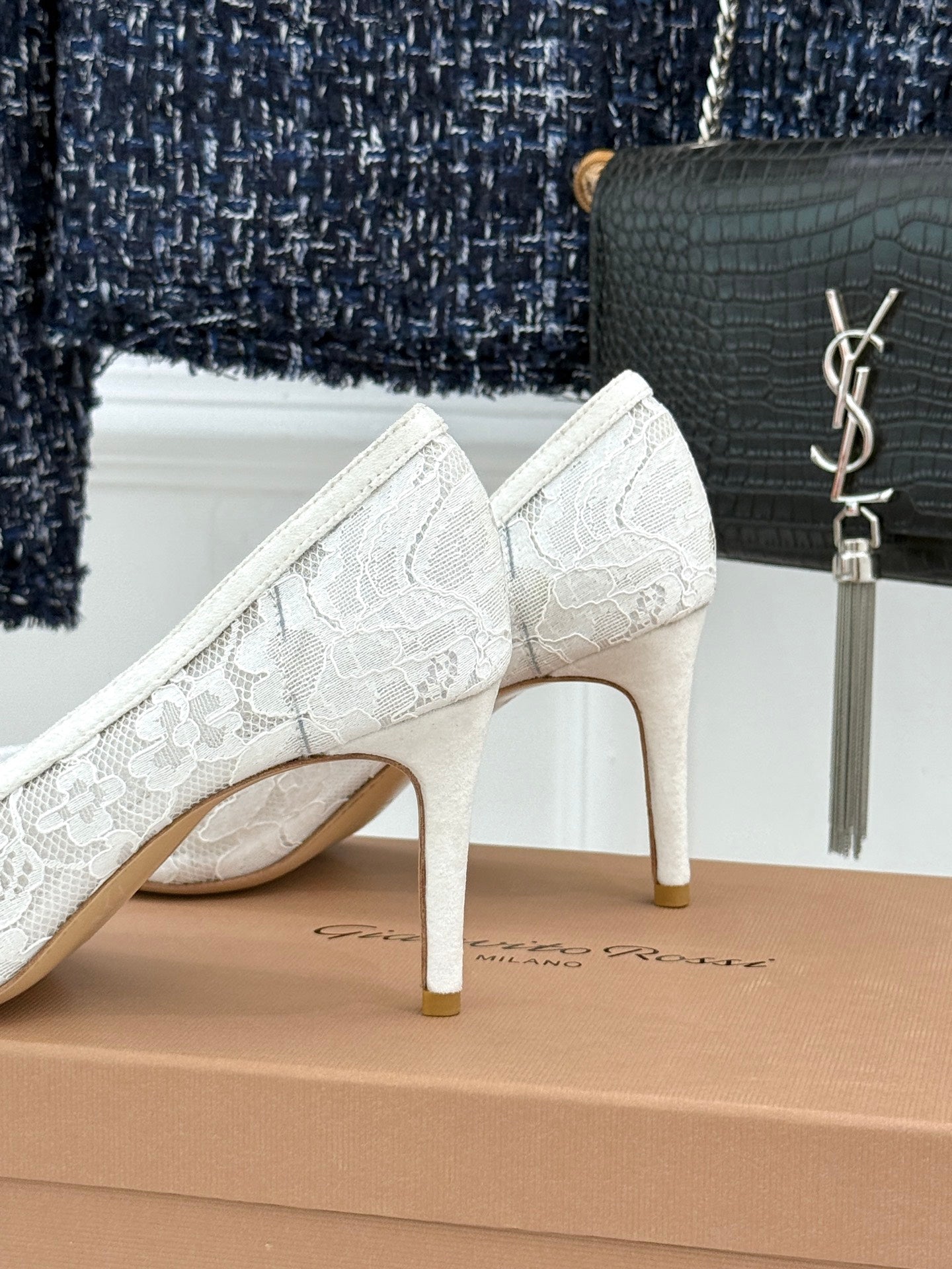 Gianvito Rossi Lace Pointed-Toe Pumps – 26WF